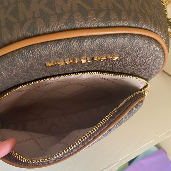 Brand new Micheal kors backpack 🔥👌🏼 - Picture 2 of 7